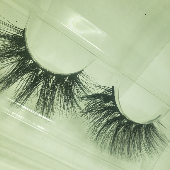 Lashes - Picture 5 of 8